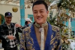 49岁李亚鹏穿金丝长袍，被赞贵族气质！
