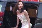 王丽坤不畏天冷穿吊带裙，皮肤白皙身材纤细