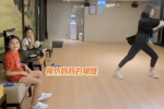 贾静雯回台湾不忘练舞，获俩女儿陪伴
