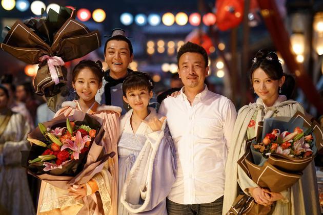 张开宙(右二)和赵丽颖等主演合影