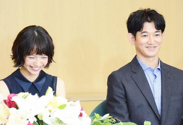 左起宫崎葵、瑛太