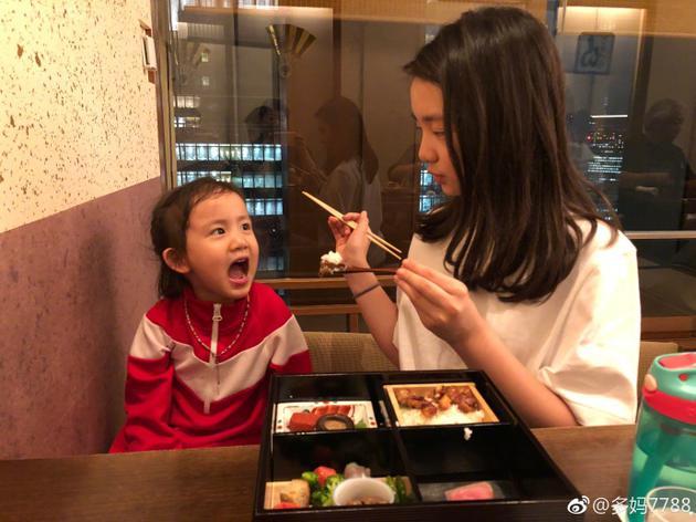 多妹吃饭