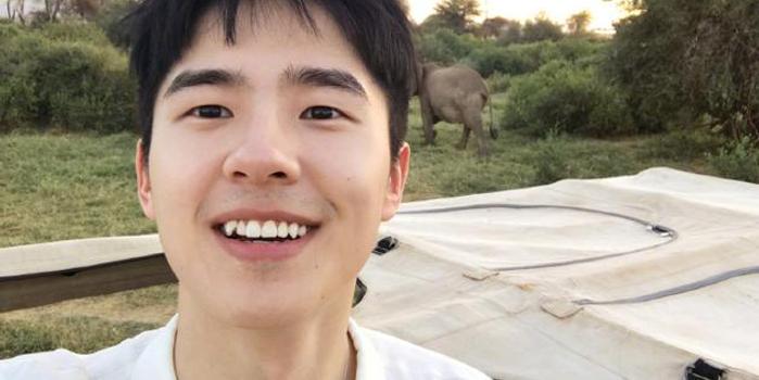 刘昊然露齿甜笑久违自拍 白衬衫干净帅气少年感足
