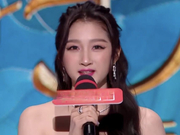 组图：关晓彤开场主持浙江卫视跨年晚会 着玫瑰纱裙满屏大长腿