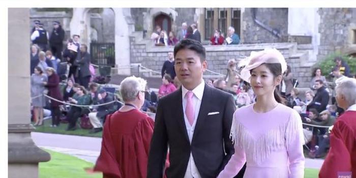 刘强东夫妇出席英国皇室婚礼 奶茶被错认日本公主