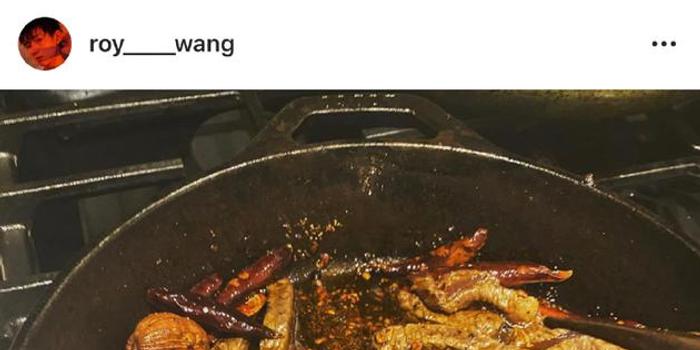 王源深夜“放毒”:煎牛排改成炒 粉丝爆笑调侃