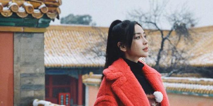 杨颖绿洲晒故宫雪景侧颜照 一身红衣尽显优雅可爱