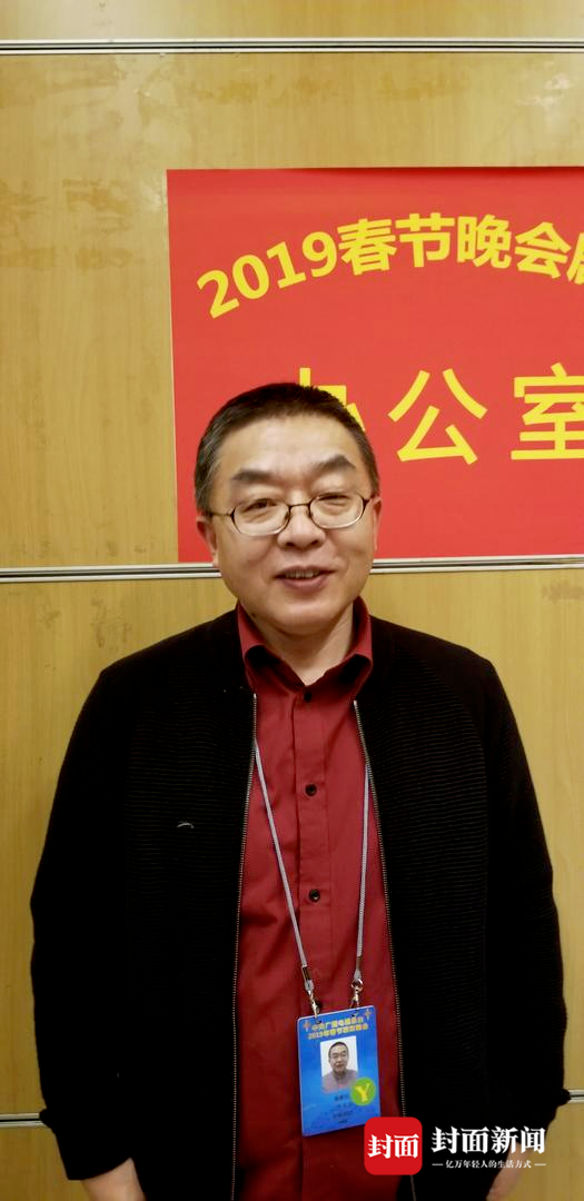 才华横溢的才子秦新民 记者杜恩湖
