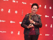 成龙专程回港为她颁奖 她一出场领奖全场起立鼓掌