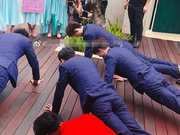 接亲现场付辛博携伴郎大做俯卧撑 颖儿礼服超喜庆