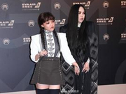 张惠妹携外甥女亮相金曲红毯 霸气称要六项全拿