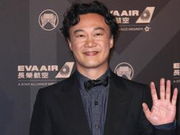 陈奕迅亮相金曲红毯手握老花镜 轻松称没想过拿奖