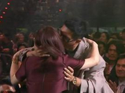 徐佳莹金曲得奖激吻男友 难以置信搞笑变表情包