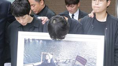 卢凯彤出殡余静萍泪捧遗照 众星哀伤送别好友