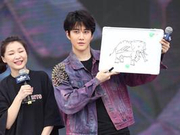 Mike展示画功实力宠粉 收礼物暴露“吃货”属性