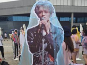 粉丝贴心为偶像人形牌穿雨衣 竟意外搭出时尚感