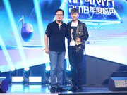 张杰获颁年度最佳男歌手 台上鼓励爱徒火箭少女