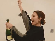 黄智雯成TVB双料视后 闺蜜李施嬅凌晨3点为其庆祝