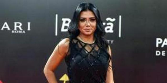 埃及女演员穿镂空长裙出席电影节 或面临5年刑