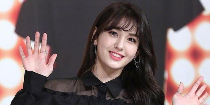 Somi确定5月初SOLO出道 Teddy担任首张专辑制作人