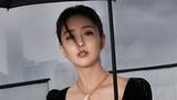 佟丽娅一身黑色丝绒长裙