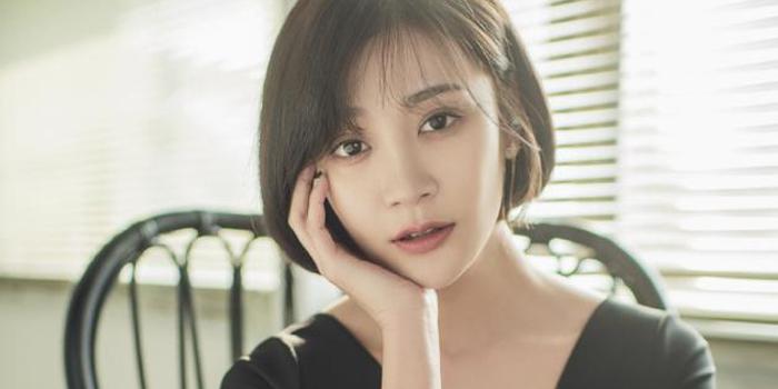 唐菀离婚后开始新生活 晒新剧本宣告重新上岗