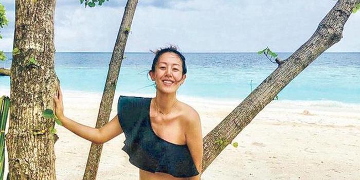 梁靖琪穿佘诗曼设计泳衣 怀孕5个月拍大肚写真