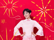 组图：谢娜淡粉色古装搭双丸子头淑女端庄 浅笑拜年喜气洋洋