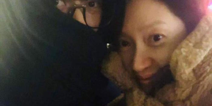 朱亚文晒合照告白妻子:新年有你 一生快乐