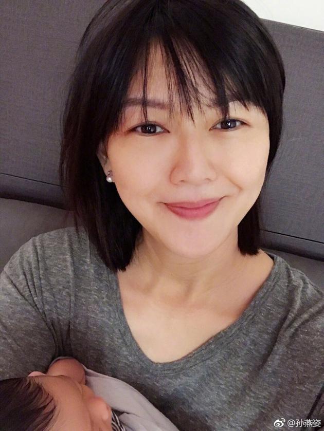 孙燕姿抱着女儿