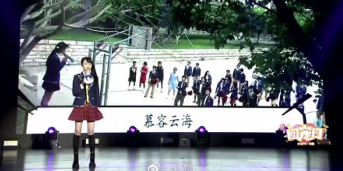 郑爽穿校服还原《流星雨》片段 隔空与张翰同框