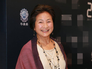 视频：郑佩佩荣获终身成就奖 女儿原子鏸搀扶领奖