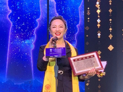 视频：罗海琼凭《风筝》斩获最佳女演员 红唇西装尽显干练性感