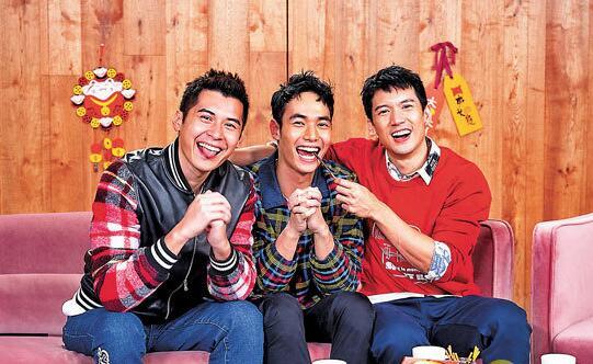 右起:关智斌、杨天宇及陈家乐向大家送上新年祝福