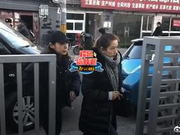 何洁为离婚案抵达法院表情严肃 从相爱到对簿公堂