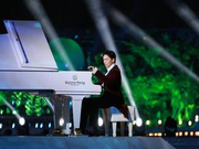 “金手指”吴牧野帅气登央视春晚 帅气又浪漫