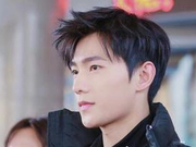 贴心暖洋！杨洋被曝春晚上台前为留守儿童发红包