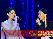 王菲春晚手套意外走红 与那英同台背后故事曝光