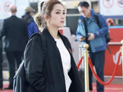 组图：何洁休闲装现身机场面色凝重 一言不发神情不悦