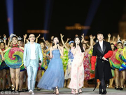 组图：古巨基张碧晨合唱《乘风破浪》 超模舞台伴舞