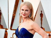 组图：妮可·基德曼奥斯卡红毯似女王驾到 蓝裙衬身白到发光