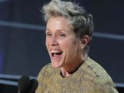 组图：麦克道曼荣封奥斯卡影后 个性长裙亮眼独特