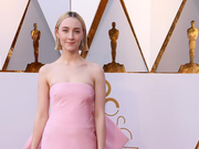 组图：小仙女本仙！西尔莎·罗南现身红毯 粉嫩可爱