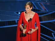 组图：艾莉森·珍妮获奥斯卡最佳女配 震惊表情亮了！