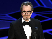 组图：加里·奥德曼获封奥斯卡影帝 两代老牌影后同框颁奖