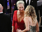 组图：梅姨红裙秀事业线 与大表姐、基德曼欢乐寒暄