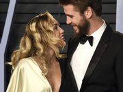 组图：麦莉锤弟恩爱亮相奥斯卡晚宴 四目相对火花不断