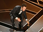 组图：山姆·洛克威尔获奥斯卡最佳男配角 激动将金人先放一旁