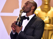 组图：喜上眉梢！获奖人拿小金人现身奥斯卡后台兴奋难耐