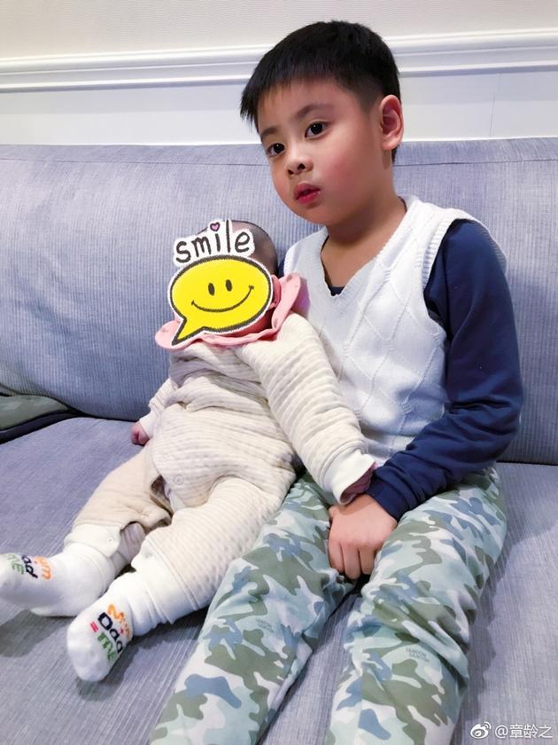 陈龙儿子抱着弟弟